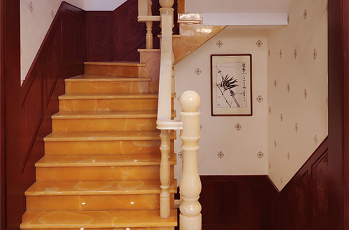 睢宁中式别墅室内汉白玉石楼梯的定制安装装饰效果