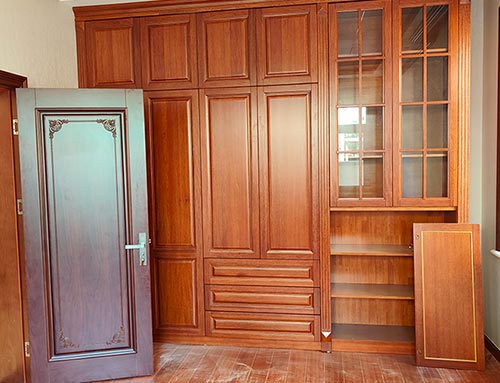 睢宁中式家庭装修里定制的实木衣柜效果图